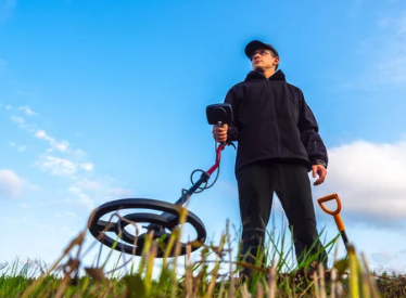 foto nerifrån på man med metalldetektor